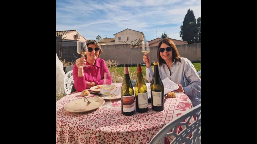 Dégustation de vins blancs en extérieur, L’Isle-sur-la-Sorgue